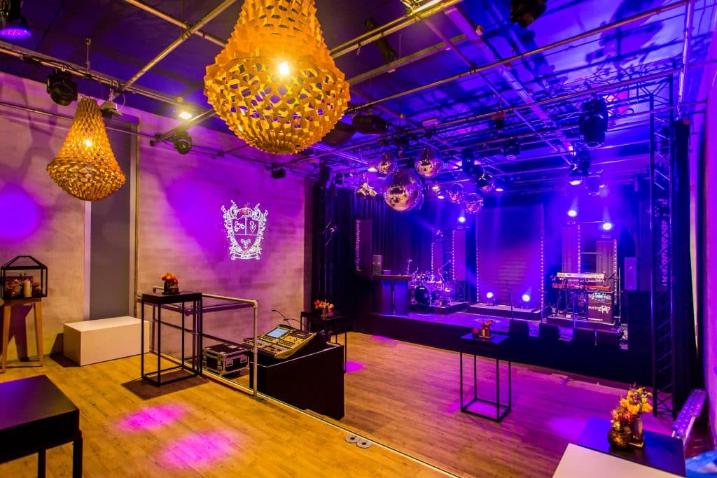 Venue13-evenementenlocatie-locatie-voor-bedrijfsfeest-arnhem-velp venue13-evenementenlocatie met een zaal in bedrijfsfeestopstelling voor 50 tot 350 personen met professioneel podium voor band en dj en chique uitstraling en styling en decoratie