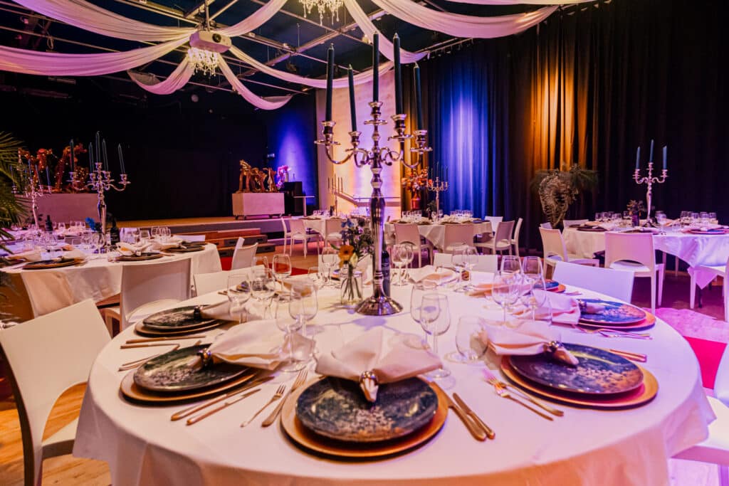 venue13-evenementenlocatie-diners-voor-grote-groepen-chique-evenement Venue13 met een sit down sinnersetting van 50 tot 150 personen met mooie styling en decoratie en een warme en intieme zaal