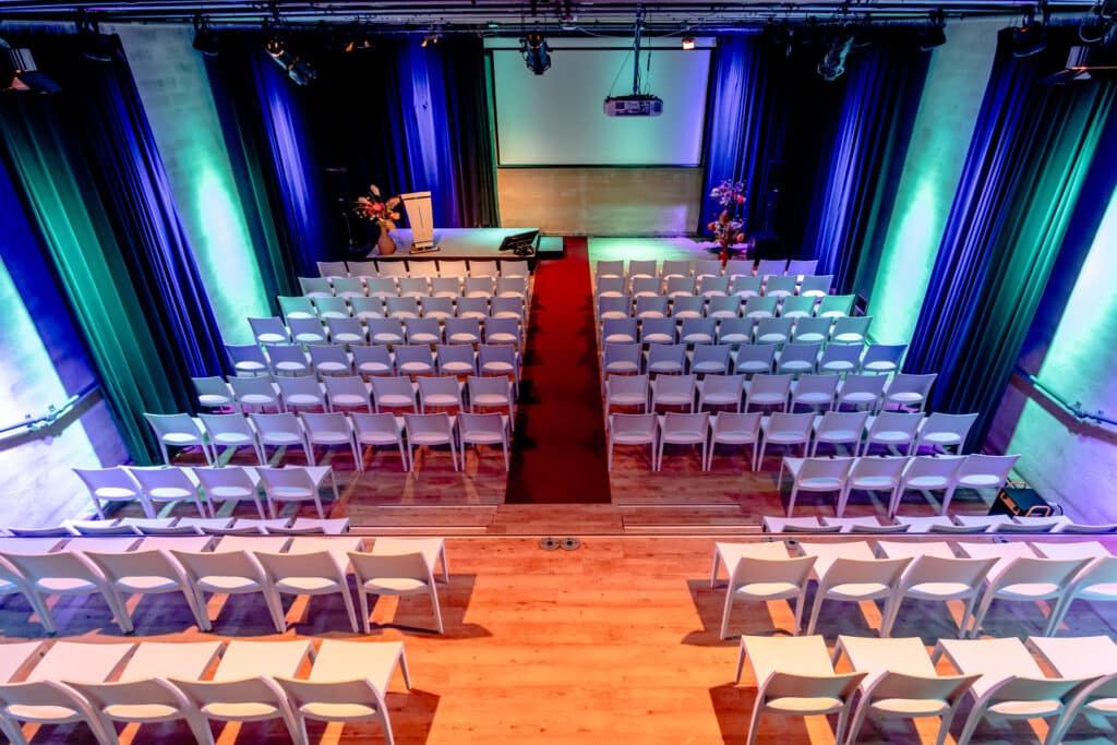 venue13-evenementenlocatie-presentatieruimte-locatie-voor-seminar-training venue13 evenementenlocatie zaal met presentatieopstelling voor 50 tot 180 personen met professionele technische voorzieningen
