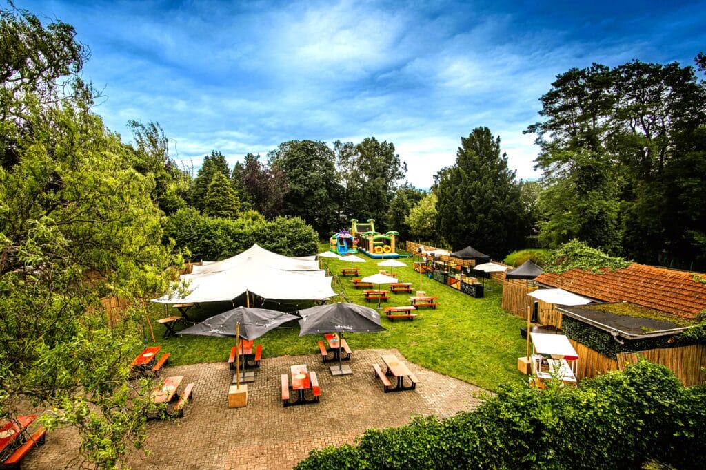 venue13-evenementenlocatie-festivalevenementen-foodtruck-concept-barbecue-events venue13 evenementenlocatie met groot buitenterrein met een festivalsetting voor barbecues entertainment en ruimte voor 100 tot 500 personen