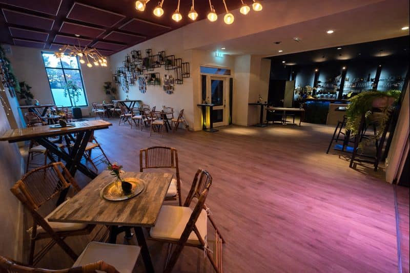 Netwerkborrel in de Taverne met open opstelling en bar bij Venue13