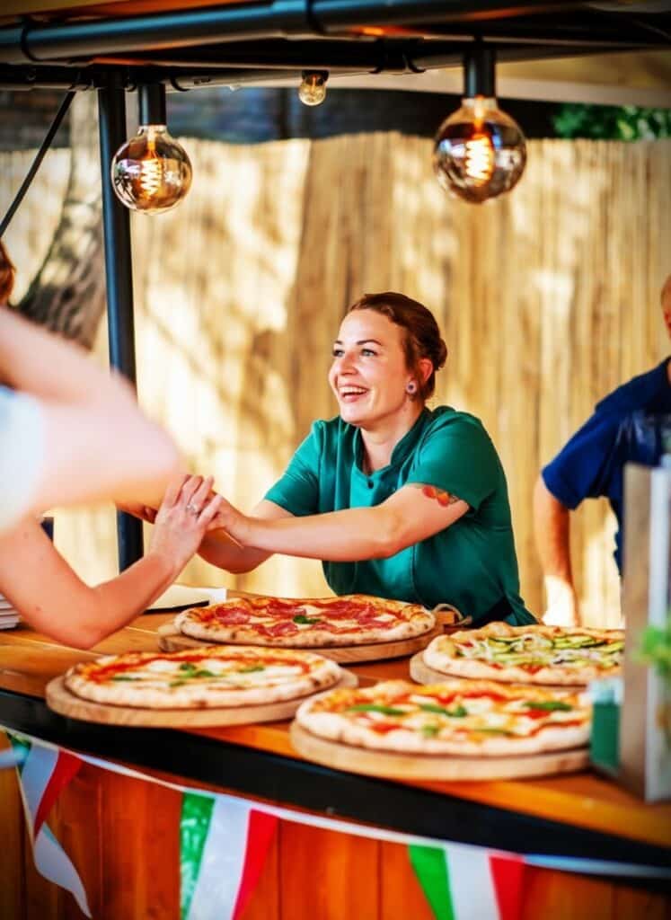 live-cooking-foodconcept-venue13-evenement Live cooking foodconcept tijdens een evenement bij Venue13 met verse pizza’s en persoonlijke interactie