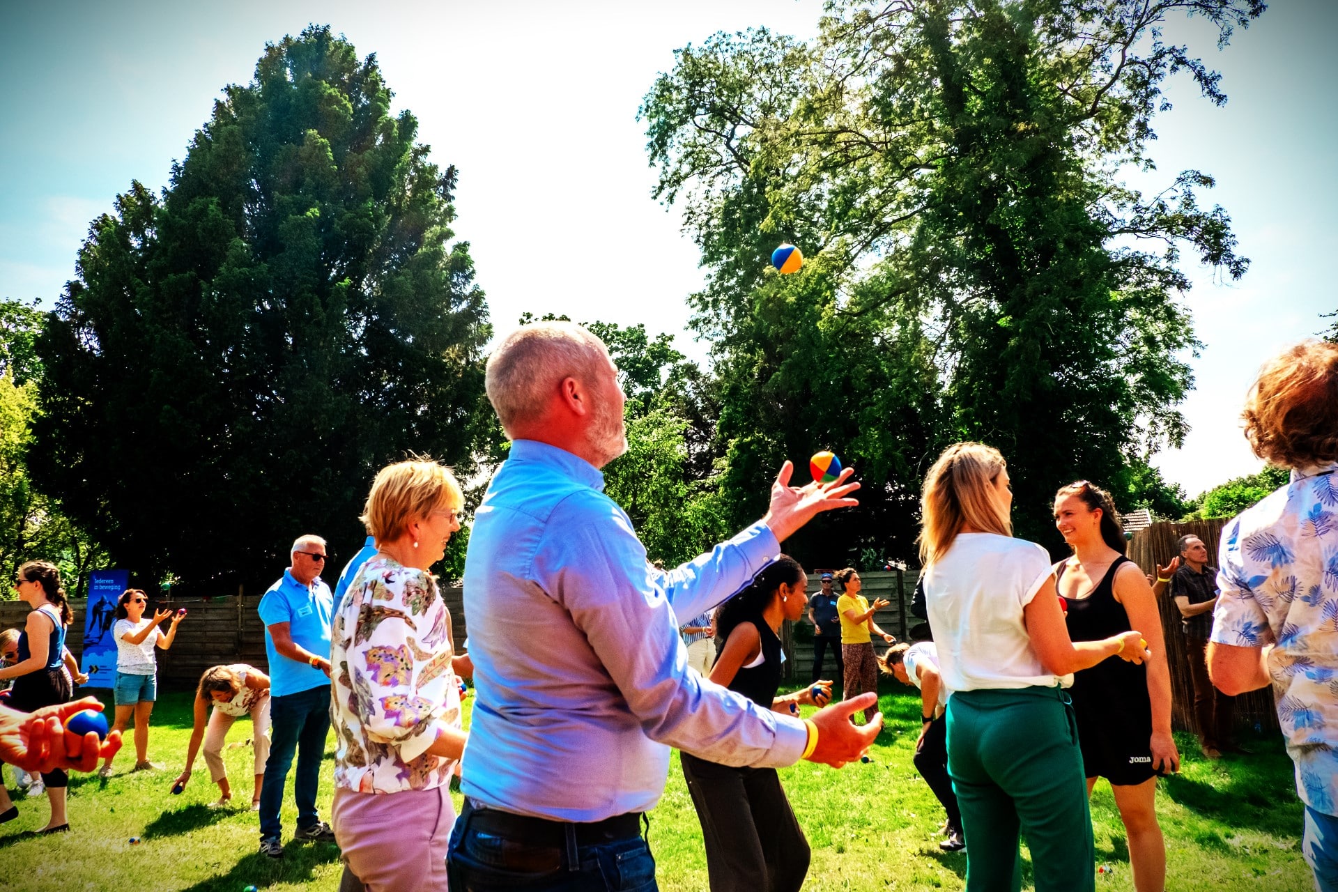 Teambuilding activiteit tijdens een evenement bij Venue13 waarbij deelnemers samen buiten actief zijn