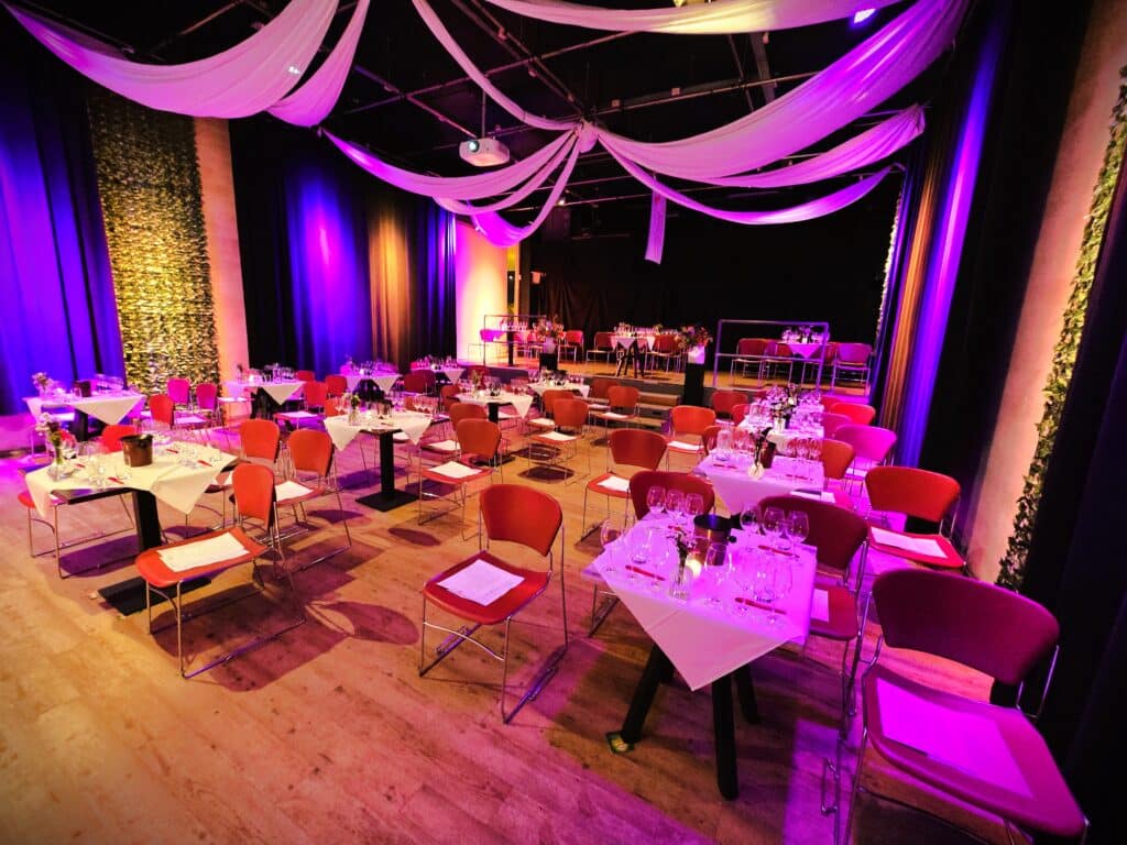 venue13-bedrijfsevenement-informele-borrelsetting Informele workshopsetting tijdens een bedrijfsevenement bij Venue13