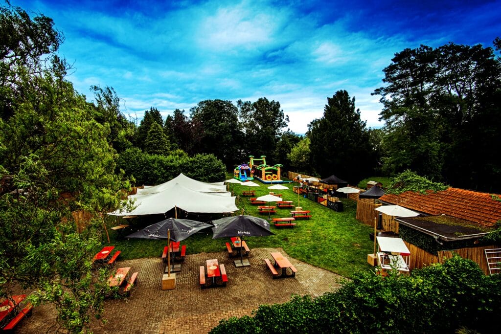 venue13-buitenlocatie-festival-opstelling-evenementen Buitenlocatie van Venue13 met festivalopstelling, stretchtent en zitplekken voor evenementen