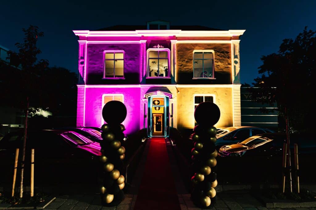 venue13-buitenzijde-avondverlichting-entree Verlichte voorgevel en entree van evenementenlocatie Venue13 in de avond