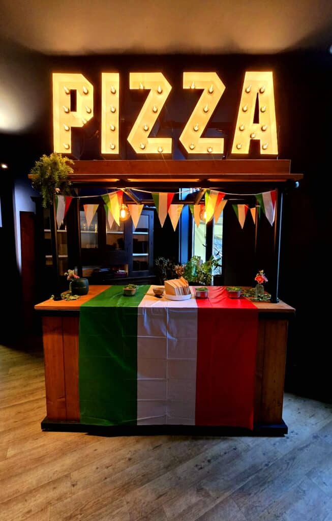 venue13-catering-themafeest-foodstand-pizza Thema foodstand met pizza-opstelling tijdens evenement bij Venue13, sfeervolle catering voor bedrijfsfeest of thema-avond