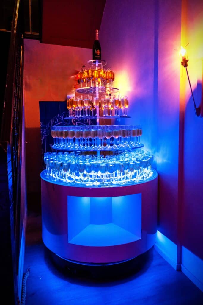 venue13-champagnetoren-feestelijk-moment-eventlocatie Champagnetoren met glazen champagne als feestelijk moment bij evenementenlocatie Venue13