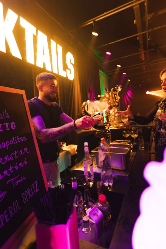 venue13-cocktailbar-event-feestlocatie-verlichting Cocktailbar met professionele bartenders en sfeerverlichting tijdens een avondfeest bij evenementenlocatie Venue13