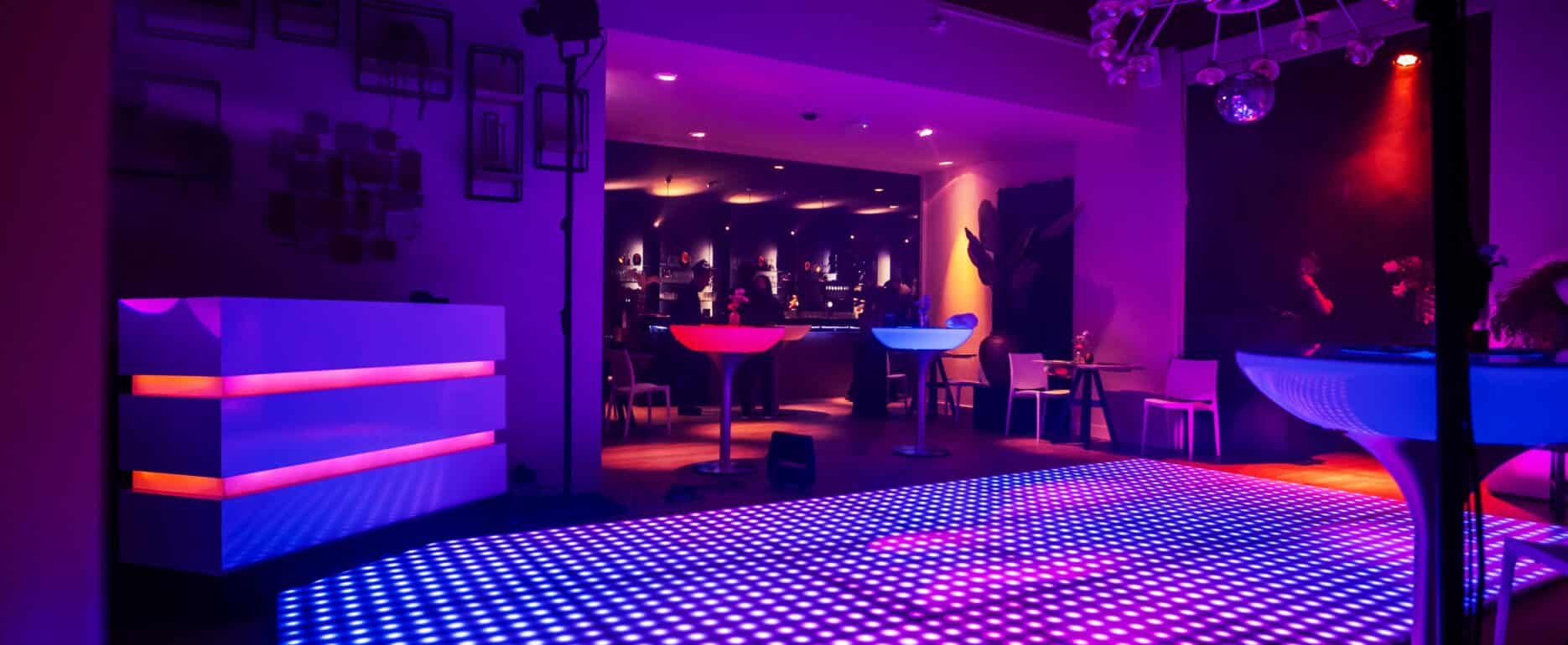 Verlichte dansvloer met lichtshow tijdens feestelijk evenement bij Venue13