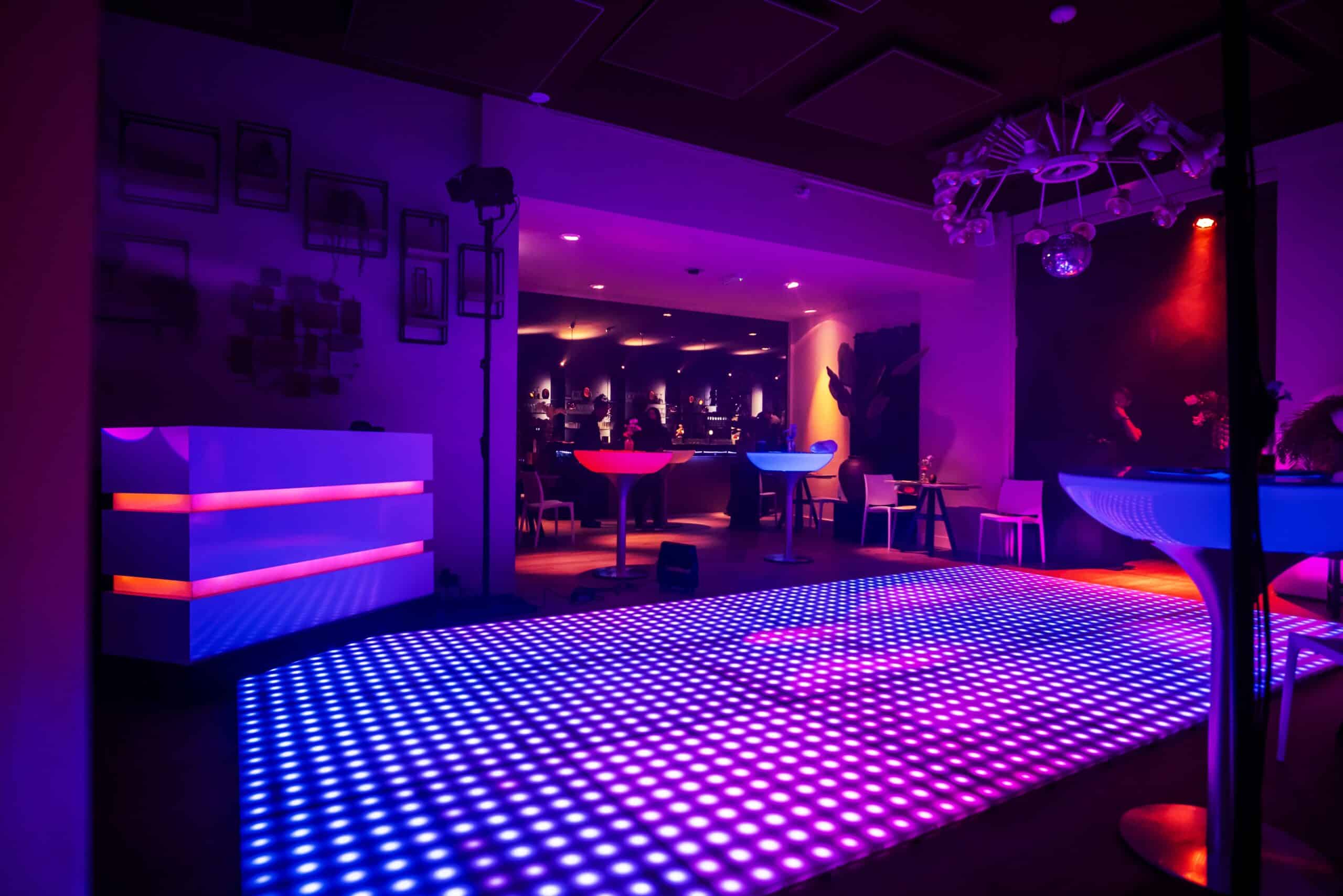 Verlichte dansvloer met lichtshow tijdens feestelijk evenement bij Venue13