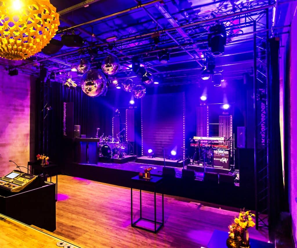 venue13-danszaal-feestzaal-clubsetting Danszaal bij Venue13 met clubverlichting en feestopstelling