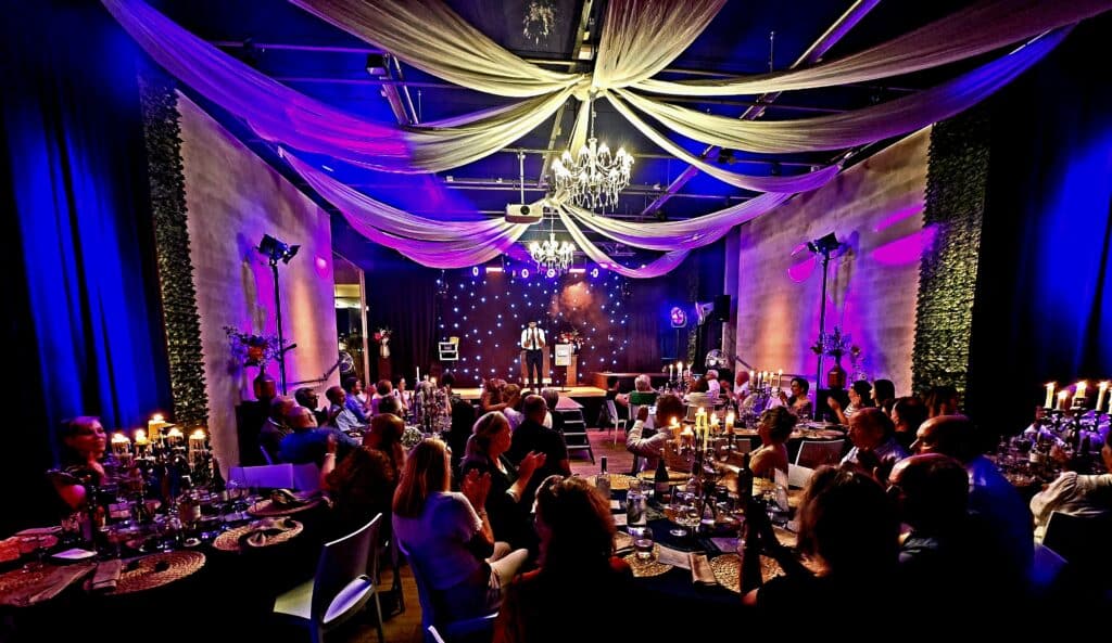 venue13-dinnershow-entertainment-avondprogramma Dinnershow bij Venue13 met live entertainment en gasten aan tafel