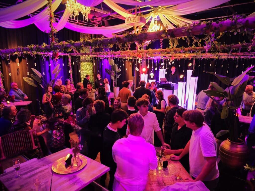 venue13-feestavond-dansvloer-dj-verlichting Feestavond met dansvloer, DJ en kleurrijke verlichting bij Venue13