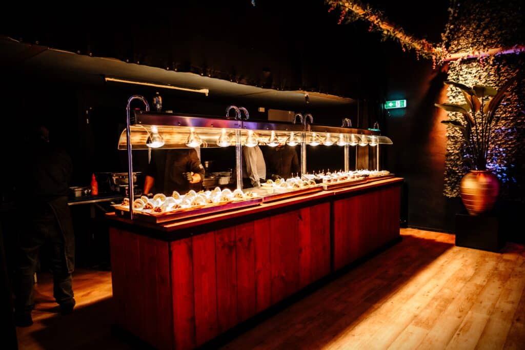 venue13-foodbar-warm-buffet-bedrijfsfeest Warm buffet en foodbar tijdens een bedrijfsfeest bij Venue13