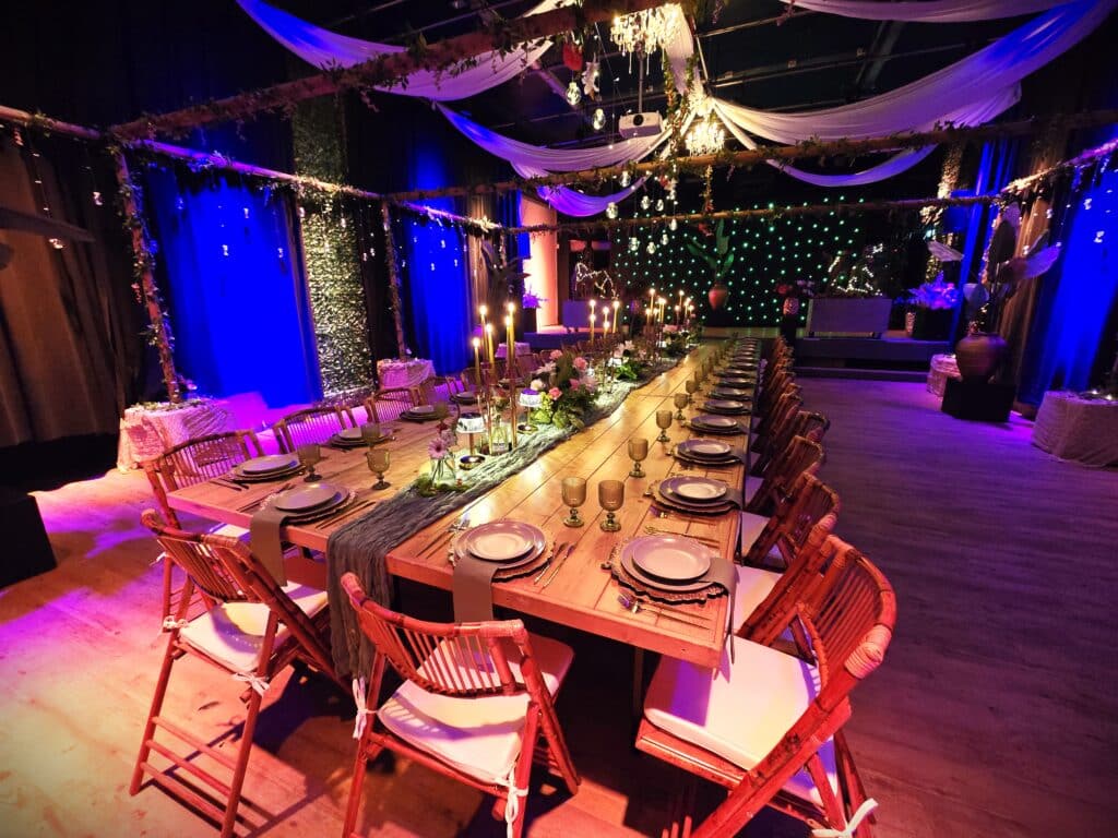 venue13-intiem-diner-event-styling-lange-tafel Intieme dineropstelling met lange tafel, kaarsen en luxe styling bij Venue13 in Velp