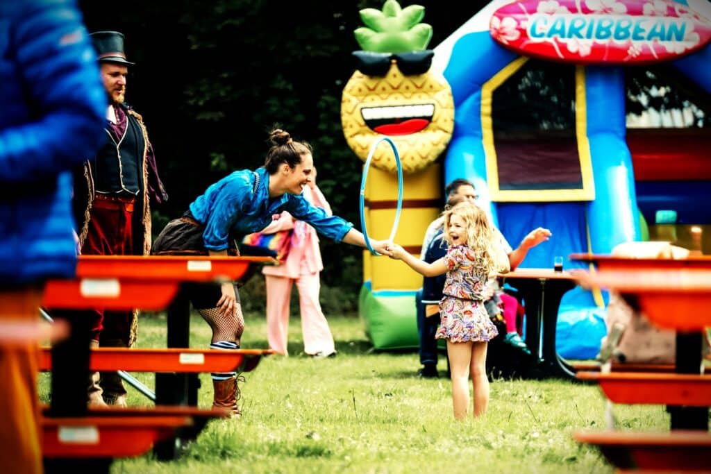 venue13-kinderentertainment-evenement Kinderactiviteiten met interactie tijdens festivalachtig familie-evenement bij Venue13