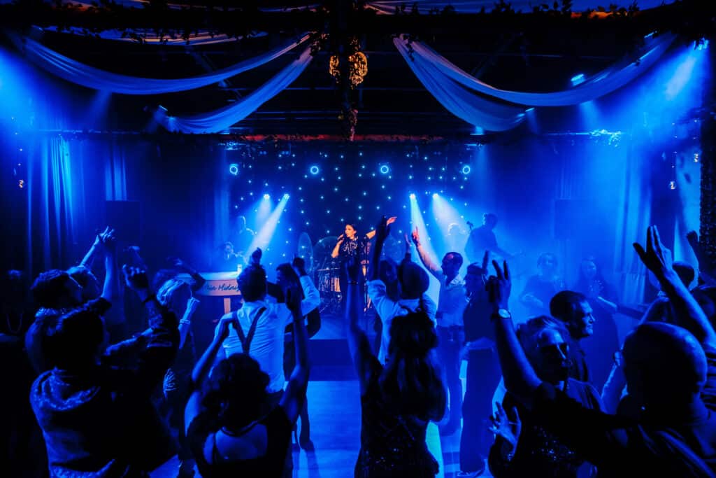 venue13-live-entertainment-bedrijfsfeest-avondprogramma Live entertainment tijdens een avondprogramma bij een bedrijfsfeest in evenementenlocatie Venue13