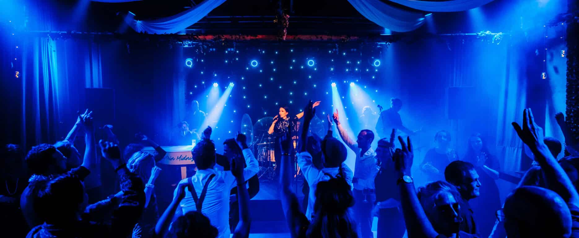 Live entertainment tijdens een avondprogramma bij een bedrijfsfeest in evenementenlocatie Venue13