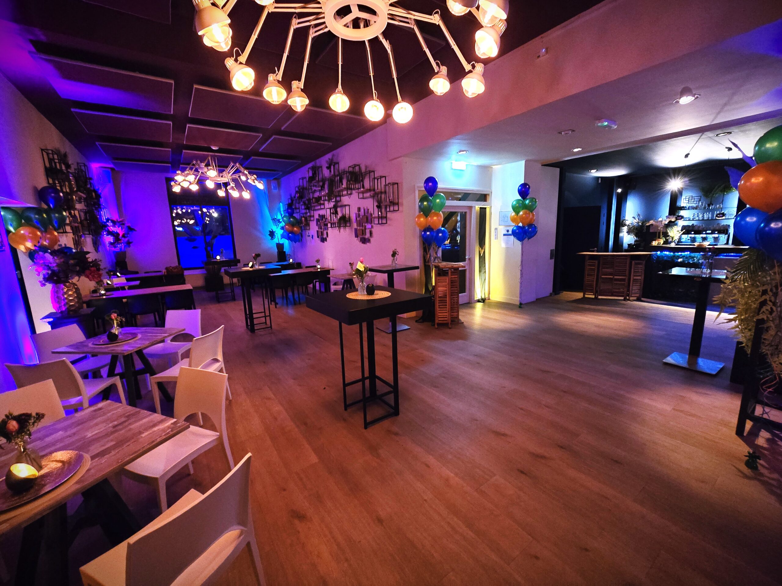 Lounge setting bij Venue13 met sfeerverlichting en statafels tijdens een netwerkevent