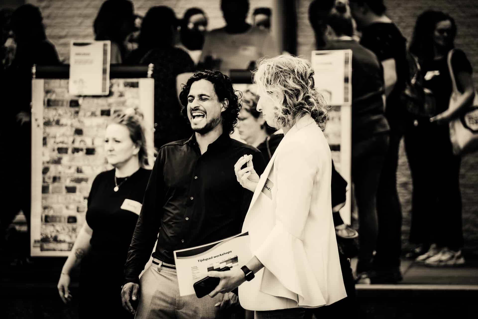 Deelnemers in gesprek tijdens een inspirerend netwerkevent bij Venue13