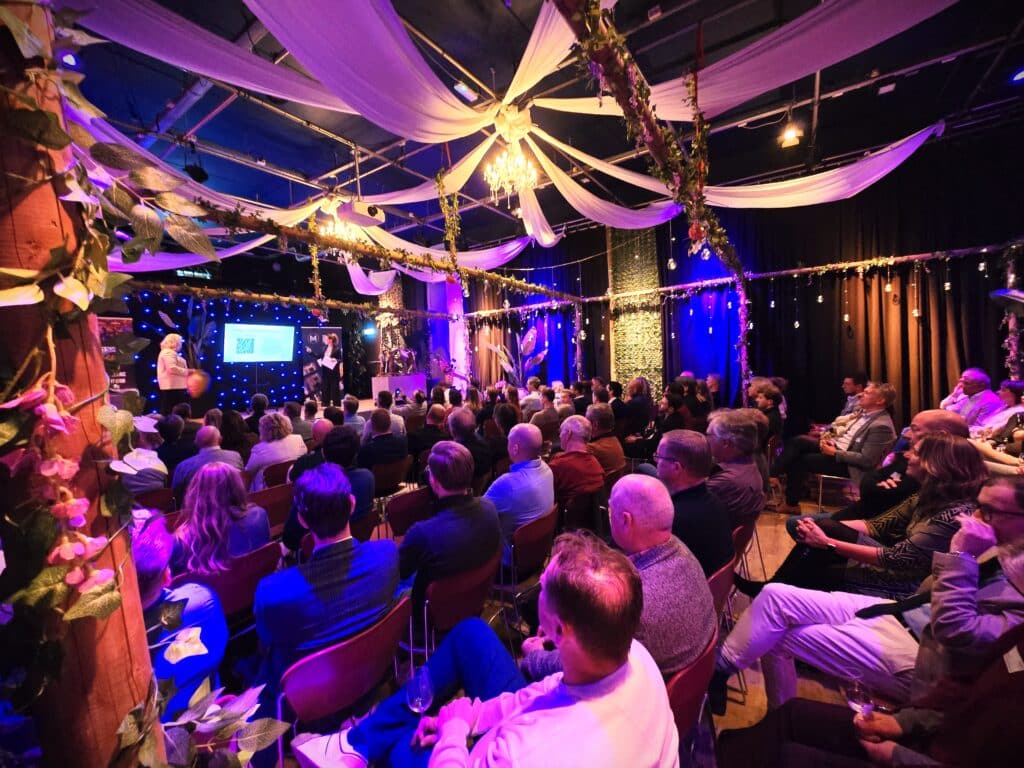 venue13-presentatie-theateropstelling-bedrijfsevenement Presentatie in theateropstelling tijdens een bedrijfsevenement bij Venue13 met extra beleving