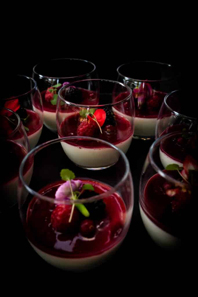 venue13-trouwfeest-buiten-dessert-lange-tafel Close up van culinair en chique opgemaakt dessert bij venue13