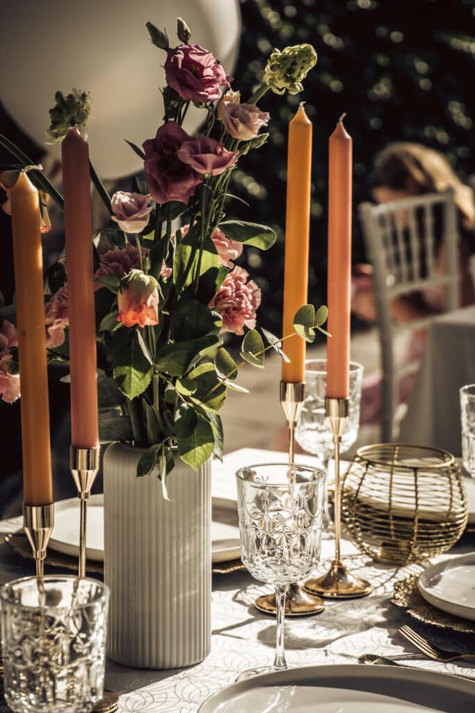 venue13-trouwlocatie-buiten-diner-detail-tafel Detail van tafeldecoratie tijdens een buiten diner op trouwlocatie Venue13