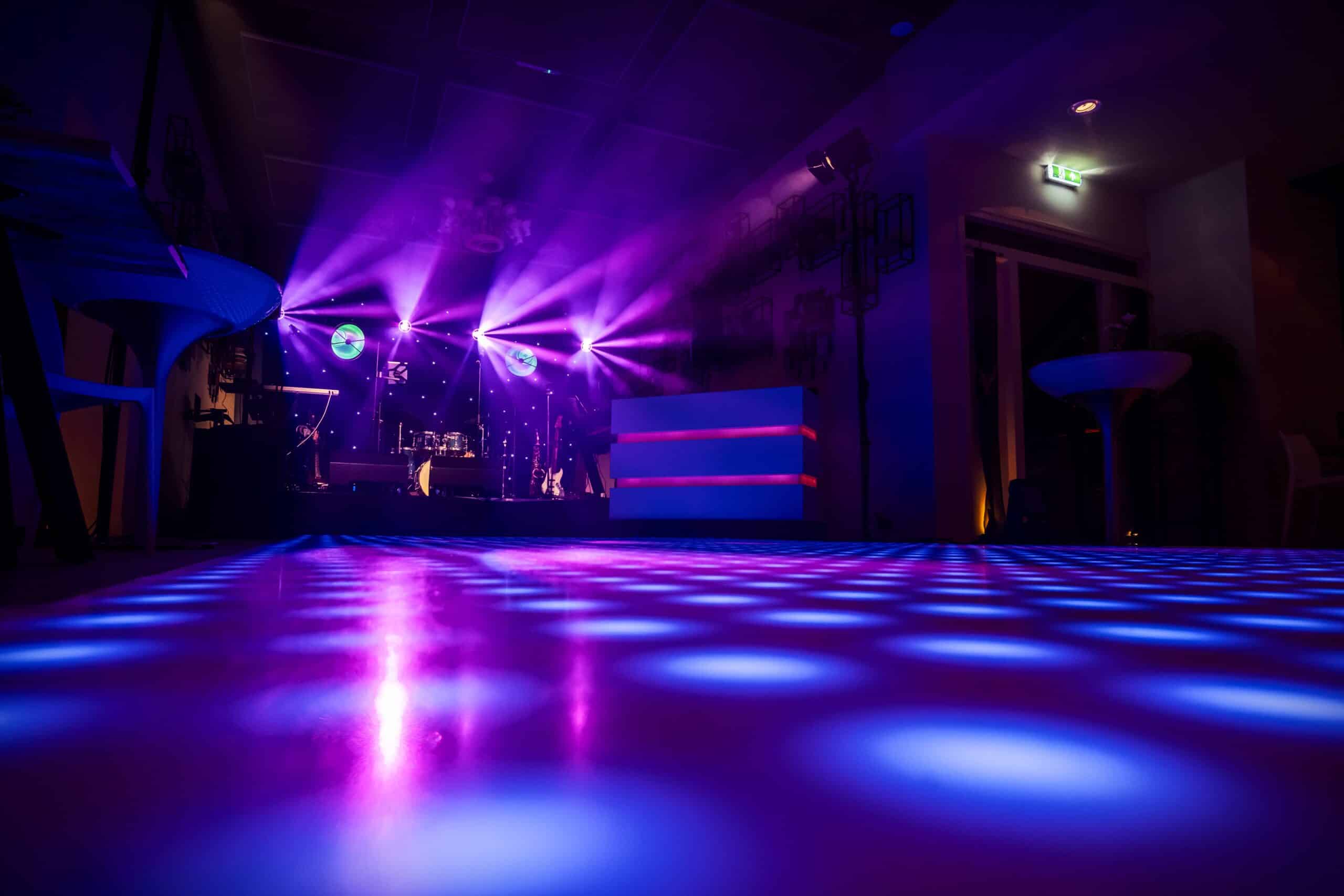 Verjaardagsfeest met thema bij Venue13 met verlichte dansvloer en feestverlichting